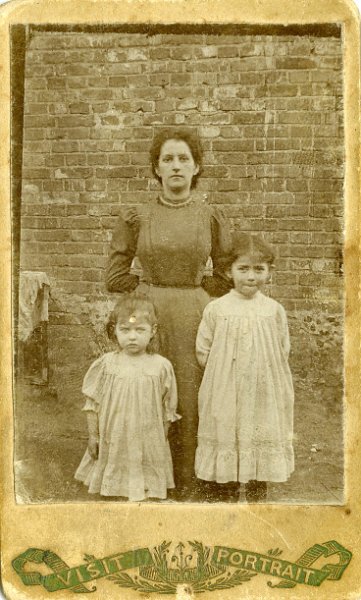 KKE 3877.jpg - Jadwiga Świrska z córkami Janiną i Leokadią, 1912 r.